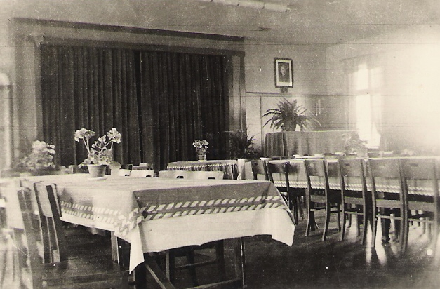 Saal Jugendhof mit oblig. Hitlerbild