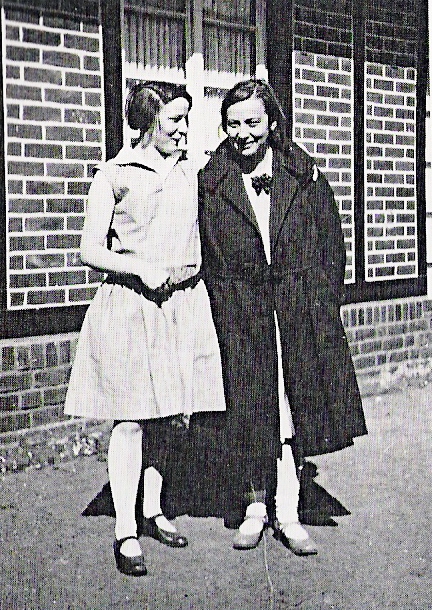 Frau DR. Eisfelder ( rechts )