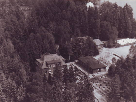 Tannenhecke ( späterer Name ), Waldhaus, Wäscherei + hinten das 1935 neu erb. Saarlandhaus ( Sonnenhaus )
