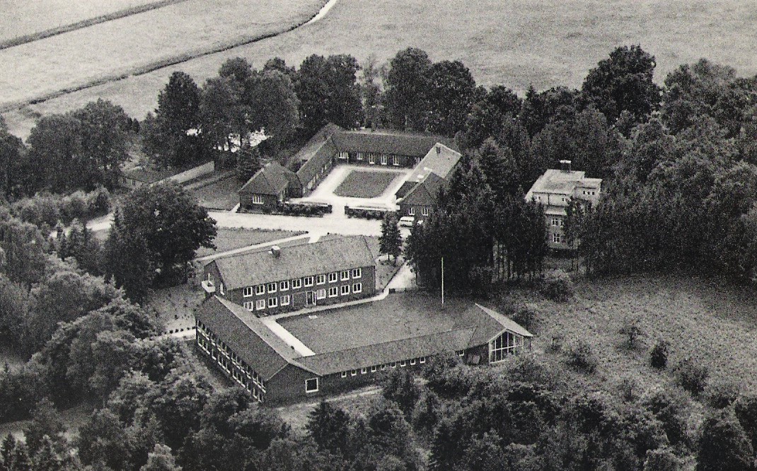1963 ( ca ) - Verw., Schule, SAchsenh., Jugendh.Freibad mit Baracke