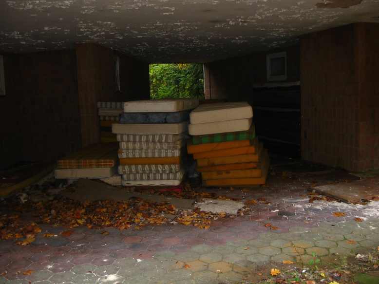 Sonnenhaus - Durchgang zu Garten