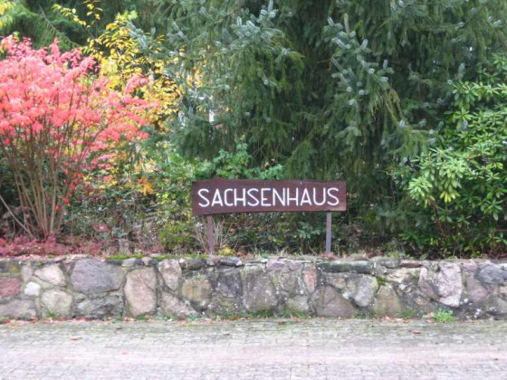 Sachsenhaus - led. das Schild hat die Zeit des Verfalls bisher überstanden