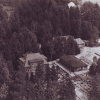 Tannenhecke ( späterer Name ), Waldhaus, Wäscherei + hinten das 1935 neu erb. Saarlandhaus ( Sonnenhaus )