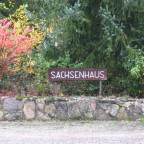 Sachsenhaus - led. das Schild hat die Zeit des Verfalls bisher überstanden