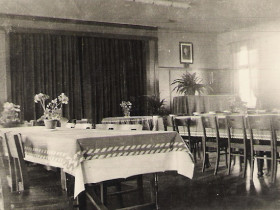 Saal Jugendhof mit oblig. Hitlerbild