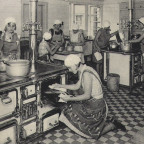 Zentralküche - rechts Durchreiche zum Saal